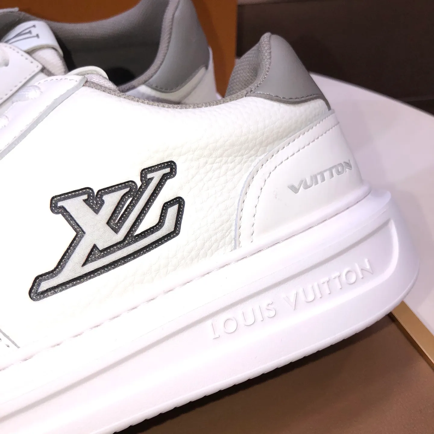 Factory batch 640💰original development, quality shipment, welcome to compare - LV sneaker series sports shoes introduce the loose silhouette of the ready-to-wear series into the spring and summer men's wear shows and make an eye-catching appearance. The cow leather upper is combined with rough fabric laces, and colorful beading highlights the brand's classic elements. LV letters mark the tongue and Monogram floral outsole. Mixed materials Made of top-grain cowhide, thick shoelace design, large Monogram print on the side, mesh lining and cotton feet, the comfort is as extreme as ever, premium heritage, quality first, worth owning! Size: Men’s 38-45 (45 is custom-made and cannot be returned or exchanged)